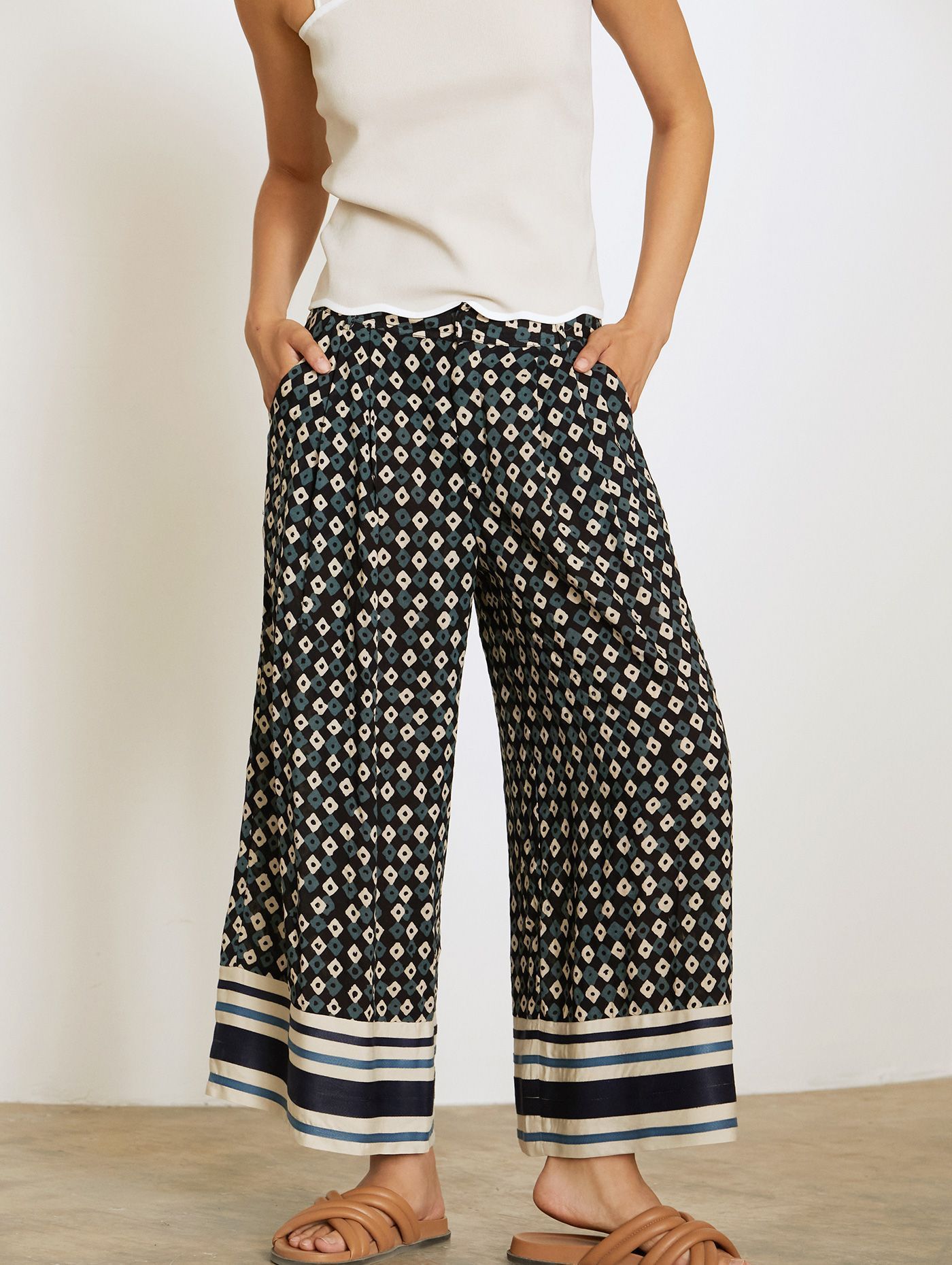 Pantalón Ancho Skatie Estampado Detalle Cintas