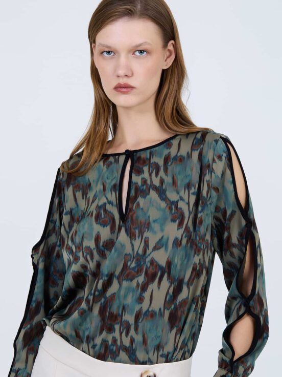 Blusa Fluida Estampada con Aberturas en Hombros