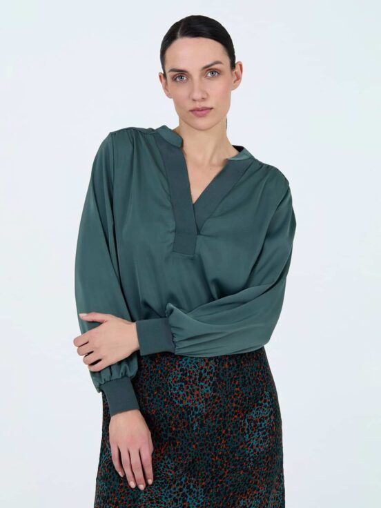 Blusa Satinada con Cuello V y Puños de Punto