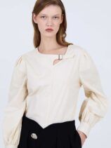Blusa Asimétrica con Detalle de Hebilla