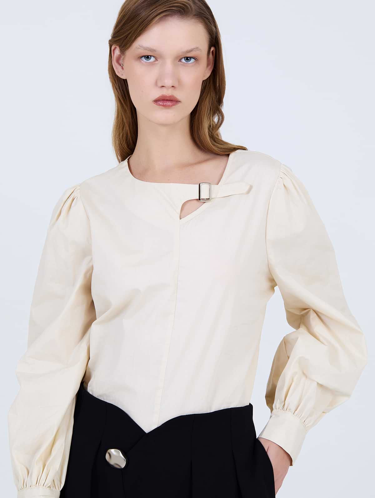 Blusa Asimétrica con Detalle de Hebilla