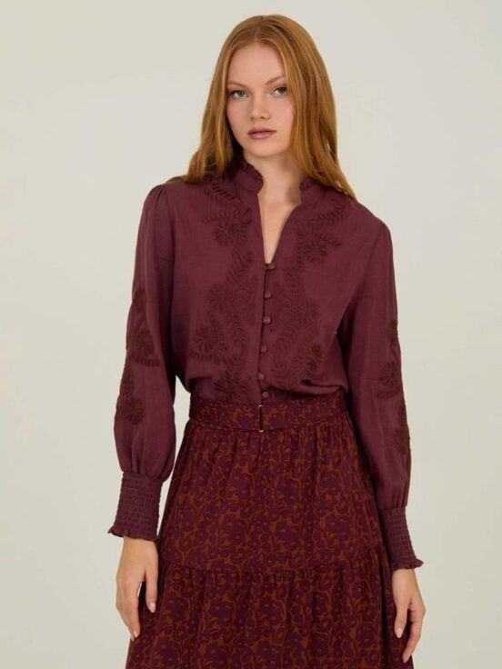 Blusa Ciruela Bordada con Puño Smock