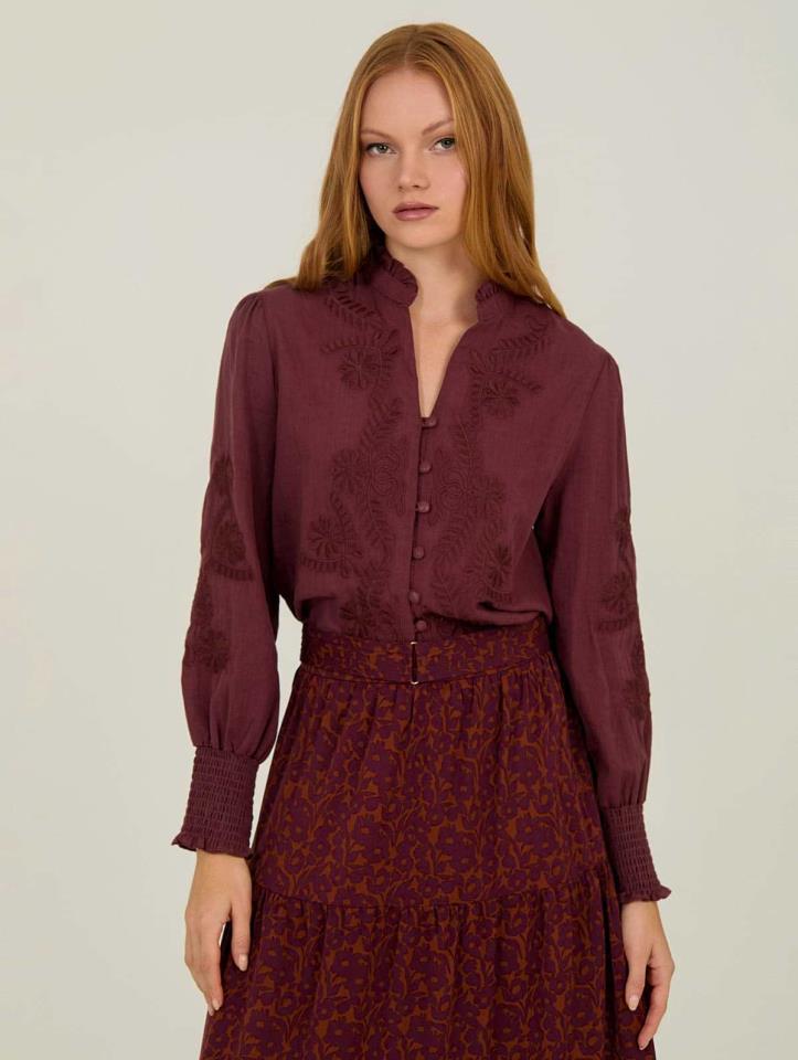Blusa Ciruela Bordada con Puño Smock