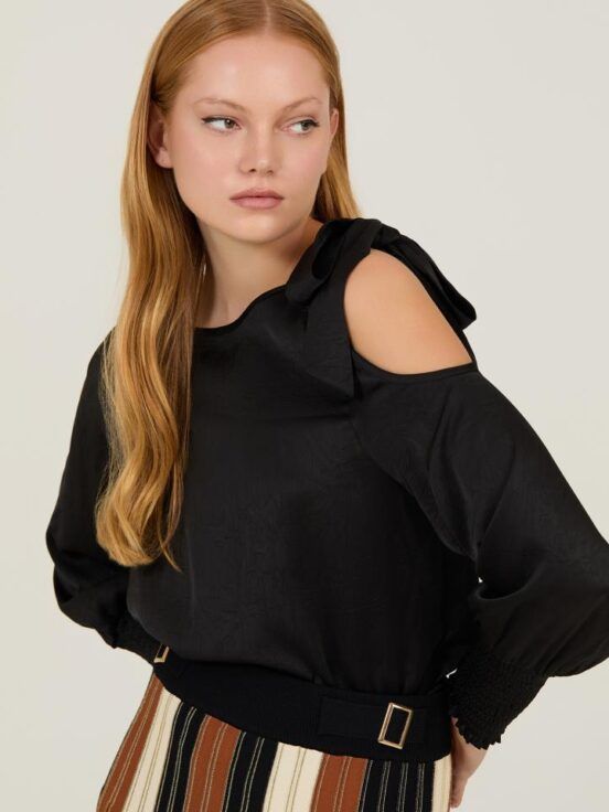Blusa de Raso Negra Hombro Abierto