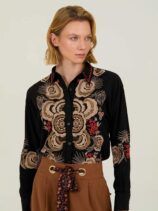 Camisa Negra con Bordado a Contraste