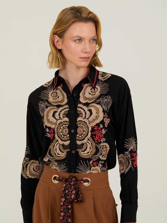 Camisa Negra con Bordado a Contraste