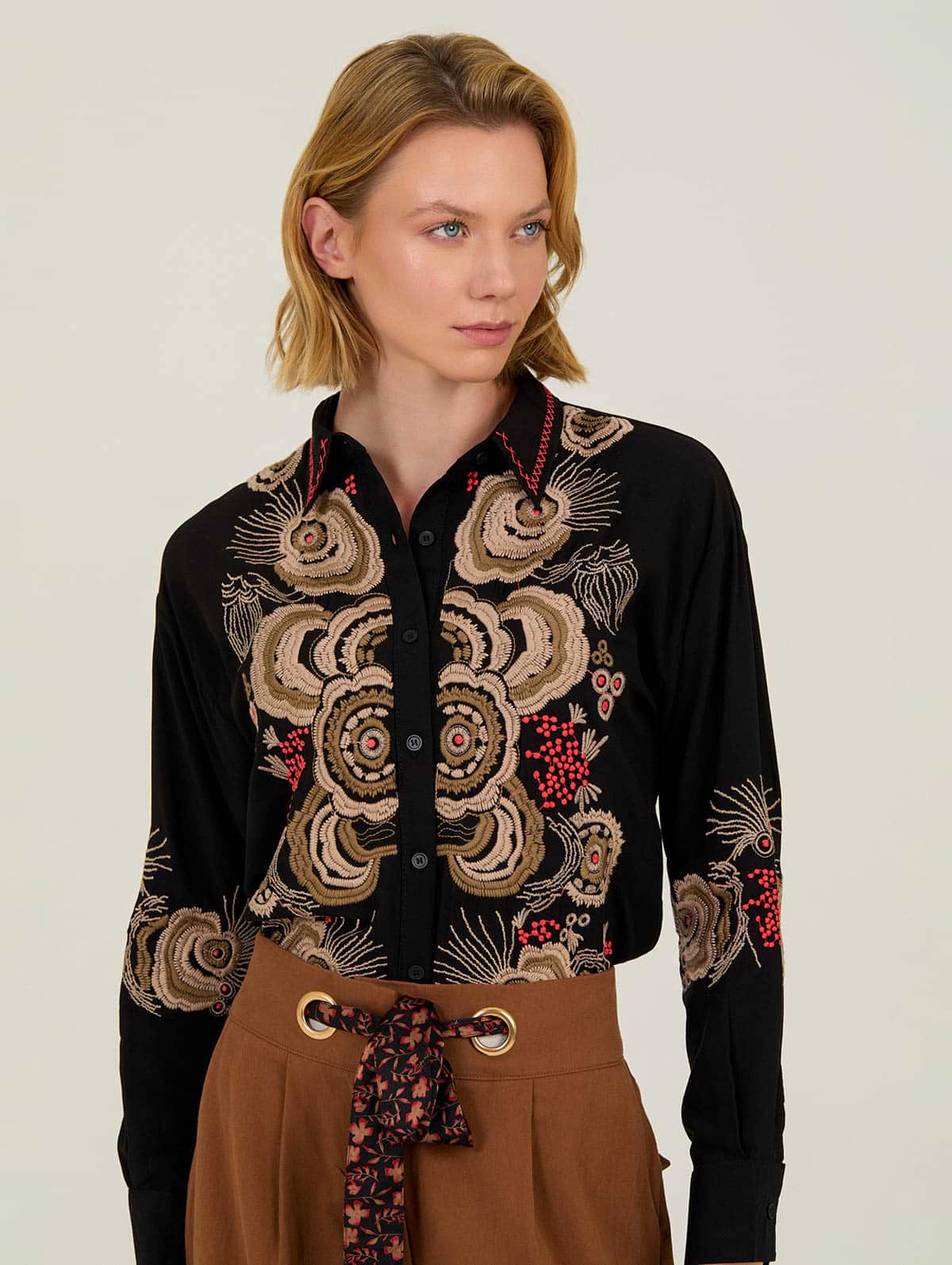 Camisa Negra con Bordado a Contraste