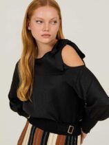 Blusa de Raso Negra Hombro Abierto